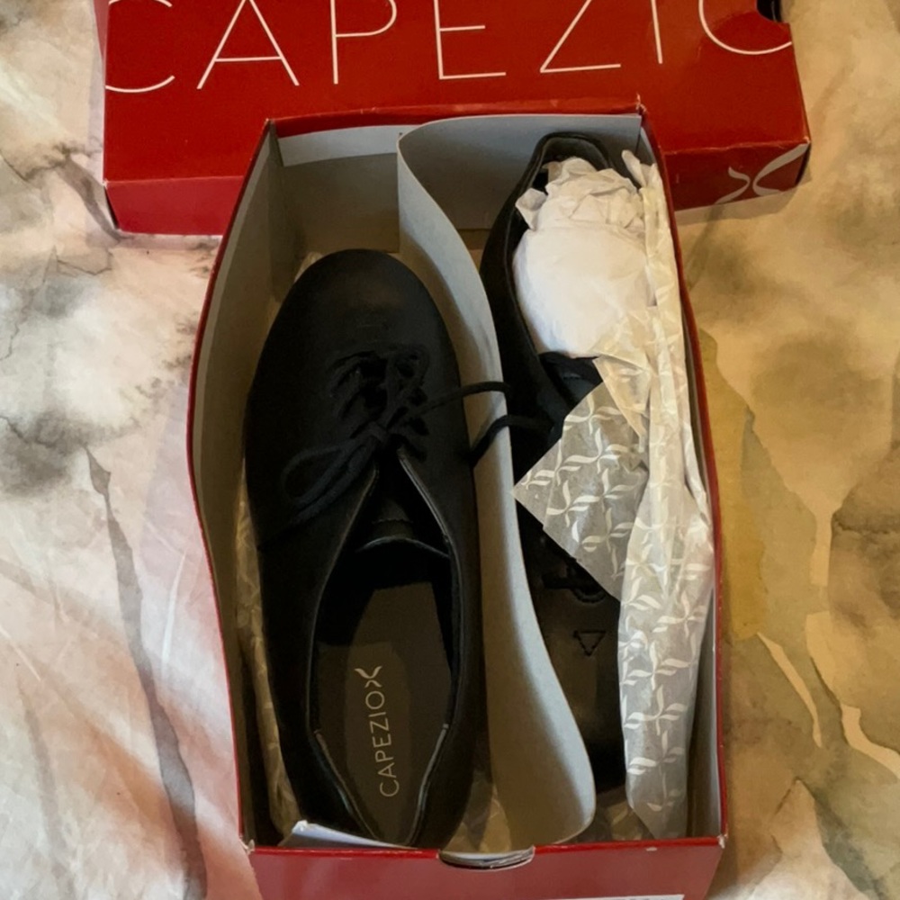 Capezio Tap shoes size 6.5 RUNS LARGE